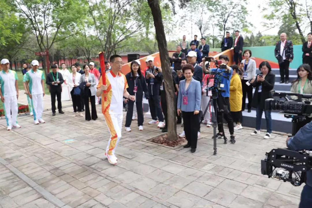 今天的告成觀星臺，一場火炬?zhèn)鬟f燃遍全國！